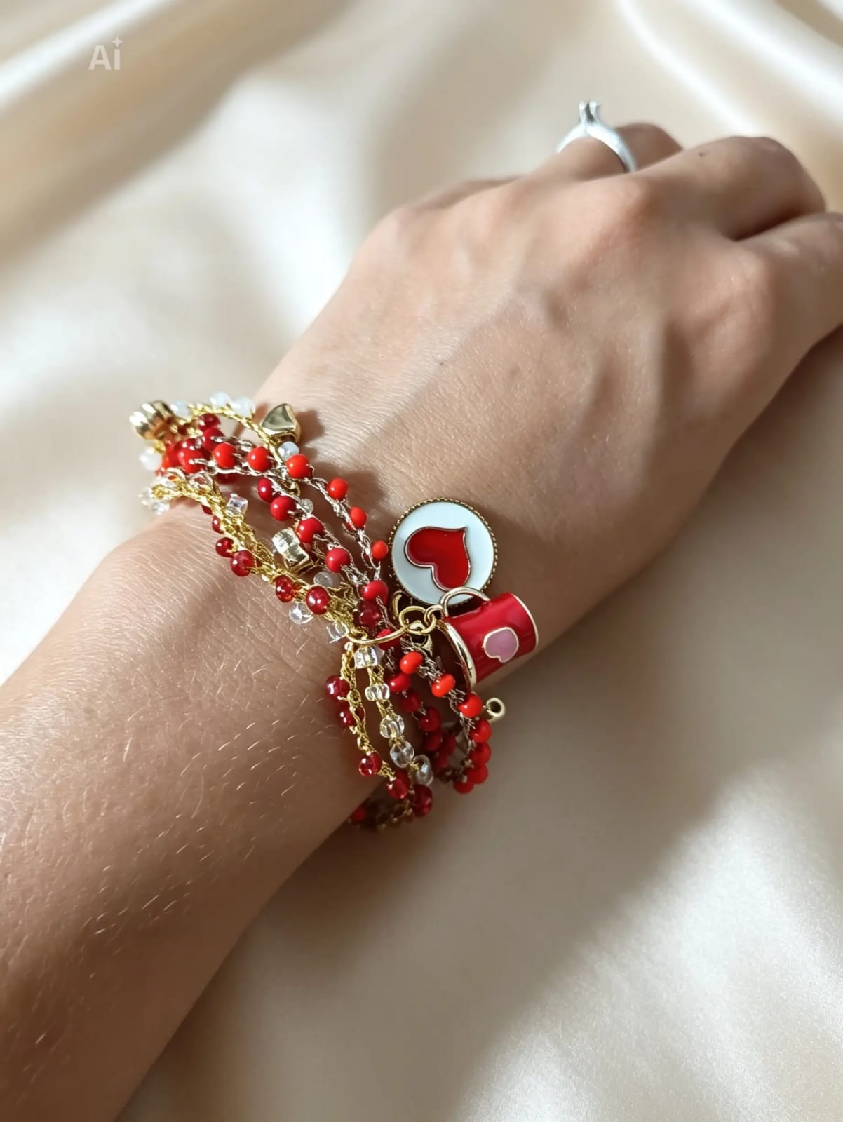 Bracciale Fili Intrecciati - Rosso con charm cuore indossato