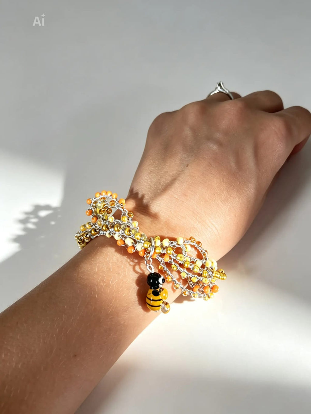 Bracciale Fili Intrecciati - Giallo con charm ape indossato